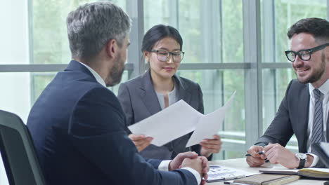 Treffen-Von-Geschäftsleuten,-Die-An-Einem-Tisch-Im-Büro-Sitzen