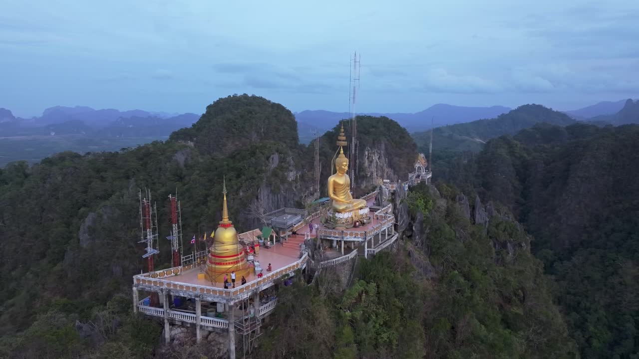 Kuil di puncak bukit dengan tangga berliku menuju patung emas, Thailand