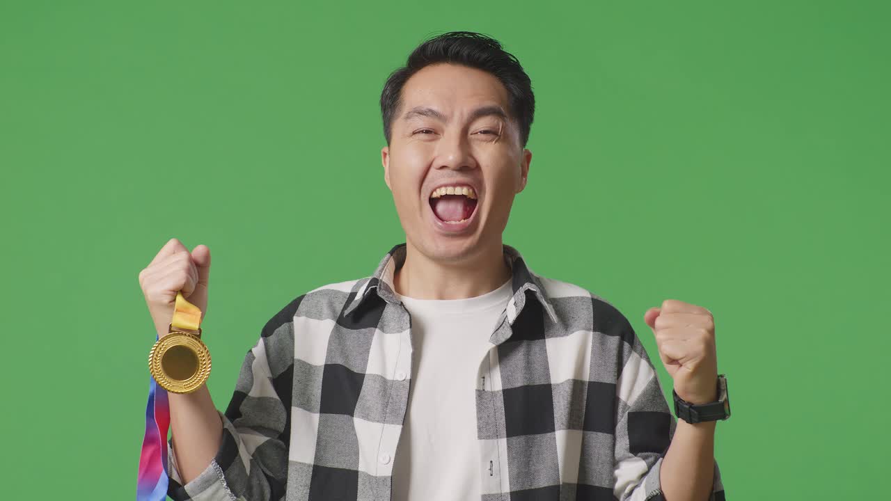 승리를 축하하는 남자