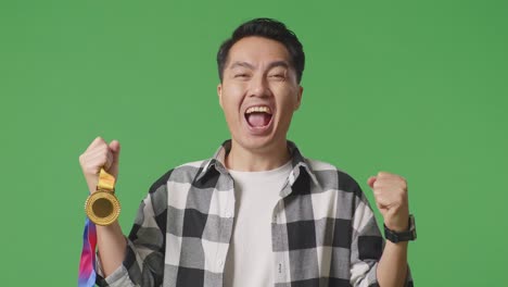 勝利を祝う男