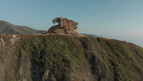 incline hacia arriba la revelación del búnker deslizante del diablo de la segunda guerra mundial en la autopista de la costa de california, un sobrevuelo aéreo