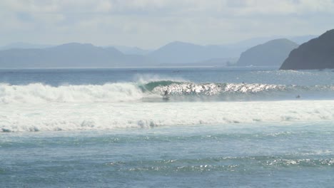 surfeando una ola en una playa tropical