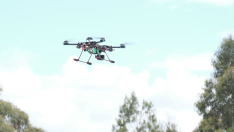 drone quadcopter personalizado despegando