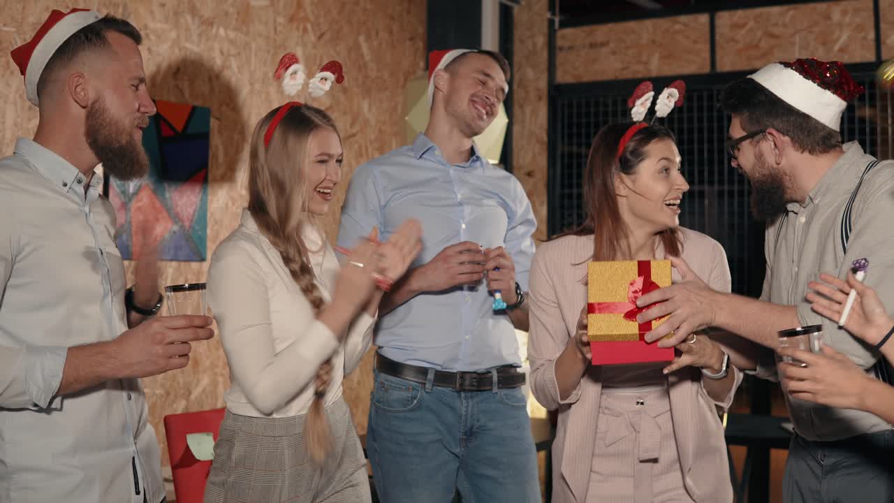 рождественская вечеринка в офисе.