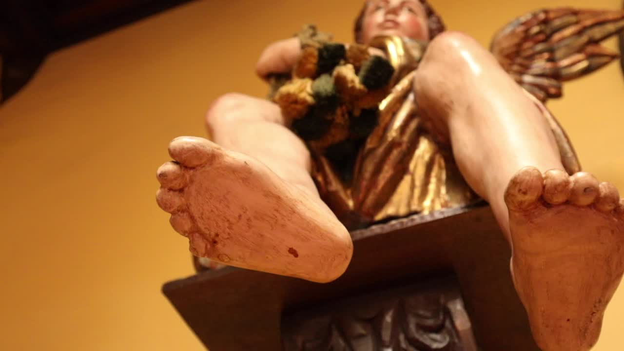 교회에 있는 동상의 낮은 각도 샷