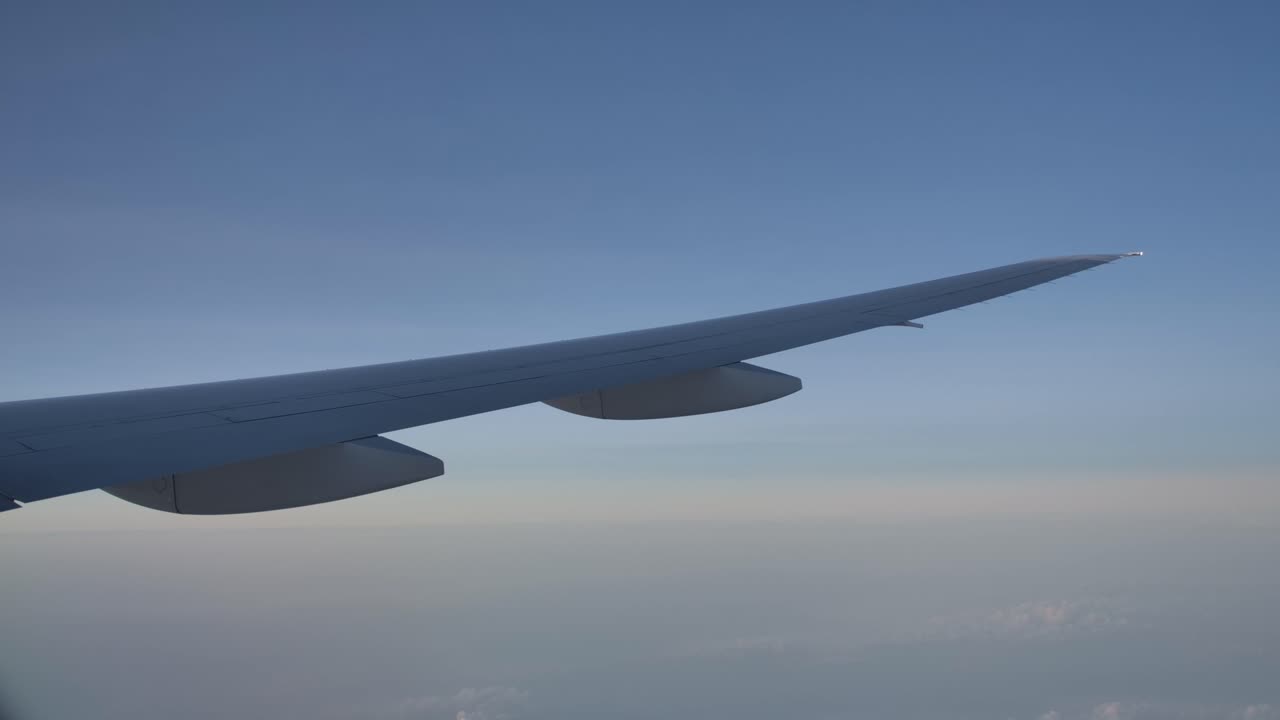 비행 중 비행기 날개가 구부러지는 모습, 승객이 창문에서 보는 모습