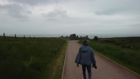 Un-Joven-Asiático-Capturado-Por-Un-Dron-Mientras-Toma-Fotos-Mientras-Viaja