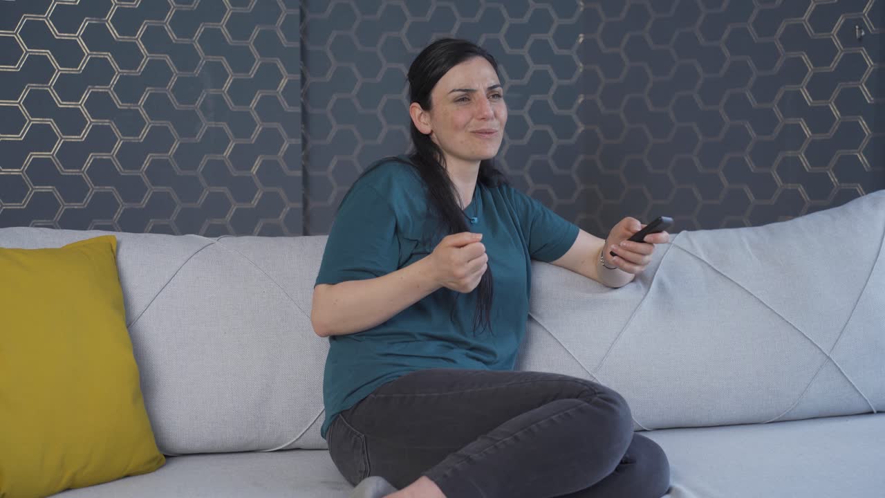 텔레비전을 보는 여자는 기 ⁇ 합니다.