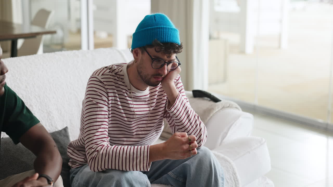 Uomo triste seduto su un divano