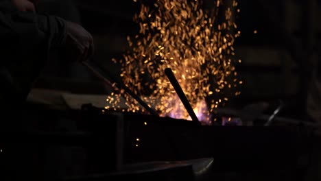 Horno-Para-Calentar-Hierro-Con-Llamas-Ardientes-Sobre-El-Yunque-Del-Herrero,-Elaborando-Artefactos-Tradicionales-Hechos-A-Mano-Como-En-La-Antigüedad