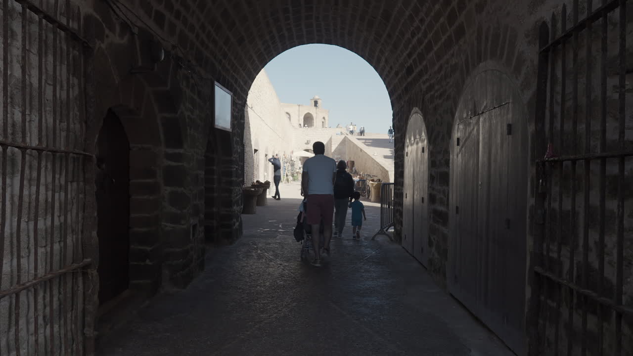 고대 요새 터널 통로와 사람들과 함께