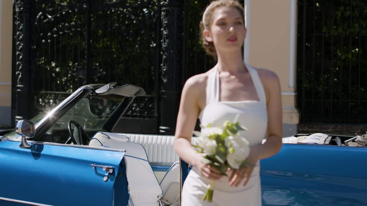 결혼식 파란색 자동차의 측면 보기