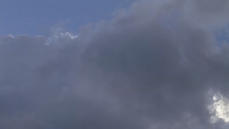 Hermoso-Lapso-De-Tiempo-épico-De-Paisaje-Nuboso-Masivo-Rodando-Bajo-El-Cielo-Azul