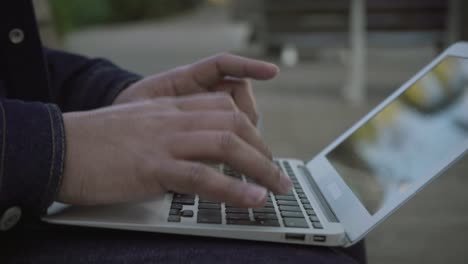 Toma-Recortada-De-Manos-Masculinas-Escribiendo-En-El-Teclado-De-Una-Computadora-Portátil