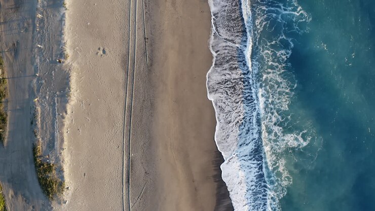 ビーチと嵐の海の空中写真