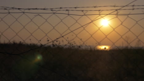 Wunderschöner-Sonnenuntergang-Durch-Stacheldraht-Gesehen