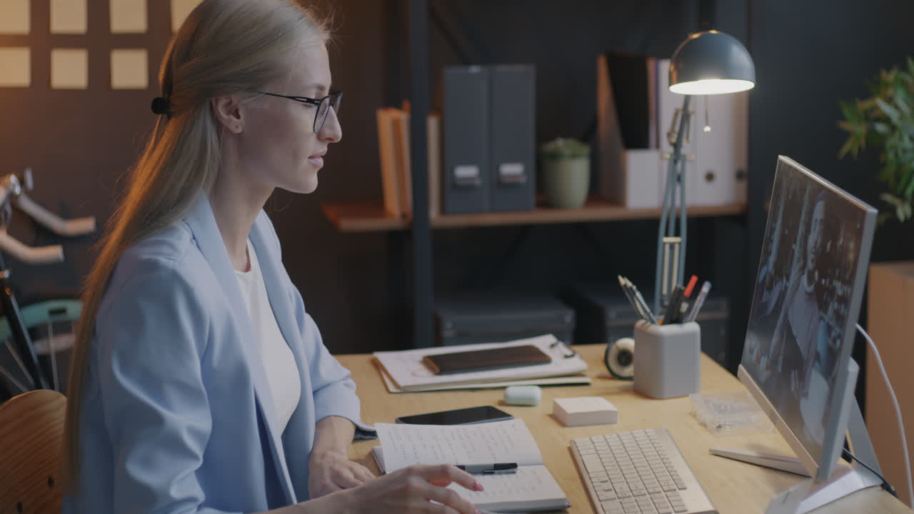 donna d'affari in videoconferenza