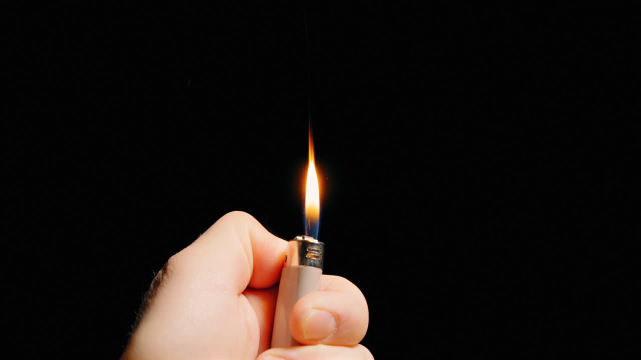 encendiendo un encendedor en cámara lenta con fondo negro