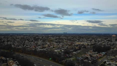 un lapso de tiempo aéreo de nubes sobre un vecindario suburbano en long island, nueva york en un día nublado
