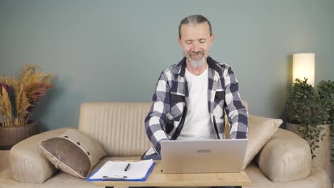 Hombre-Mirando-La-Computadora-Portátil-Haciendo-Un-Gesto-Positivo.