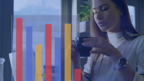 animación de procesamiento de datos digitales sobre una mujer de negocios caucásica usando una computadora portátil