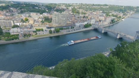 Ver-En-El-Puente-De-Huy-Con-Barcaza-En-El-Maas,-Pont-Roi-Baudouin,-Bélgica,-Ardenas,-Europa,-4k,-50fps