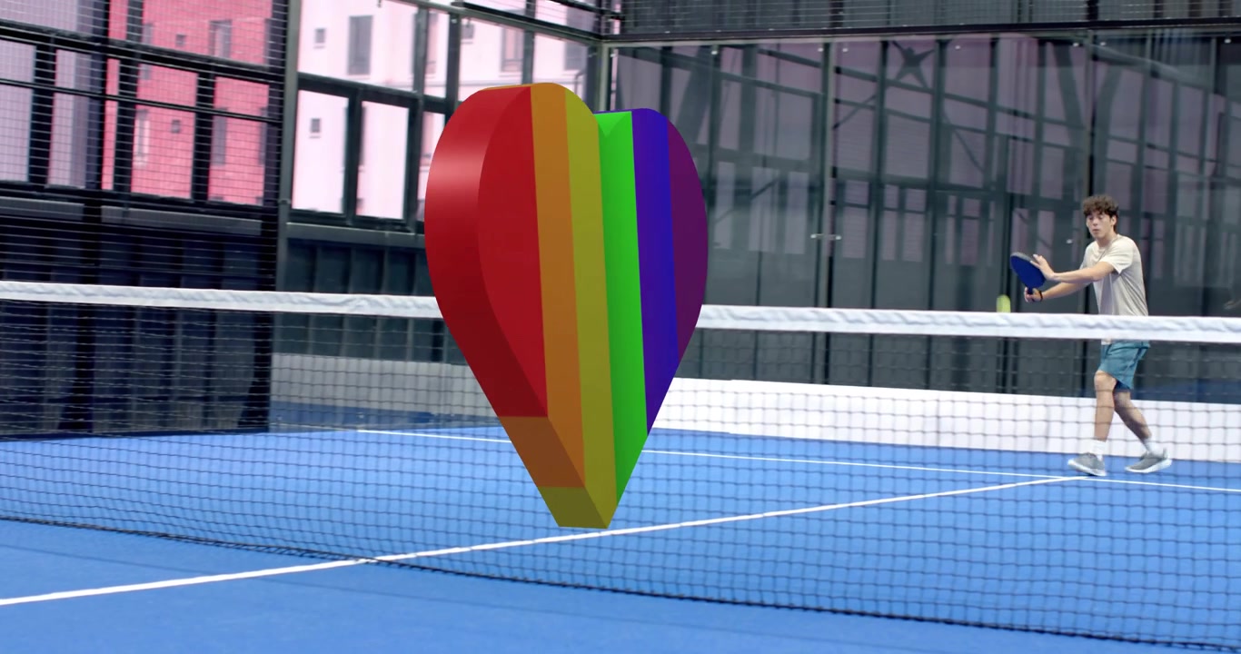 Hombre siguiendo una pelota de tenis entrante para devolver el golpe en tecnología deportiva con una superposición de corazón 3D giratorio.