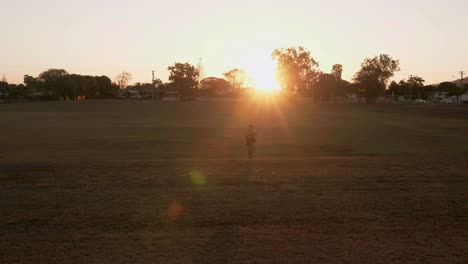 Chico-Indio-Corriendo-Y-Entrenando-Para-Hacer-Ejercicio-Cardiovascular-En-Un-Parque-Público-Durante-La-Puesta-De-Sol