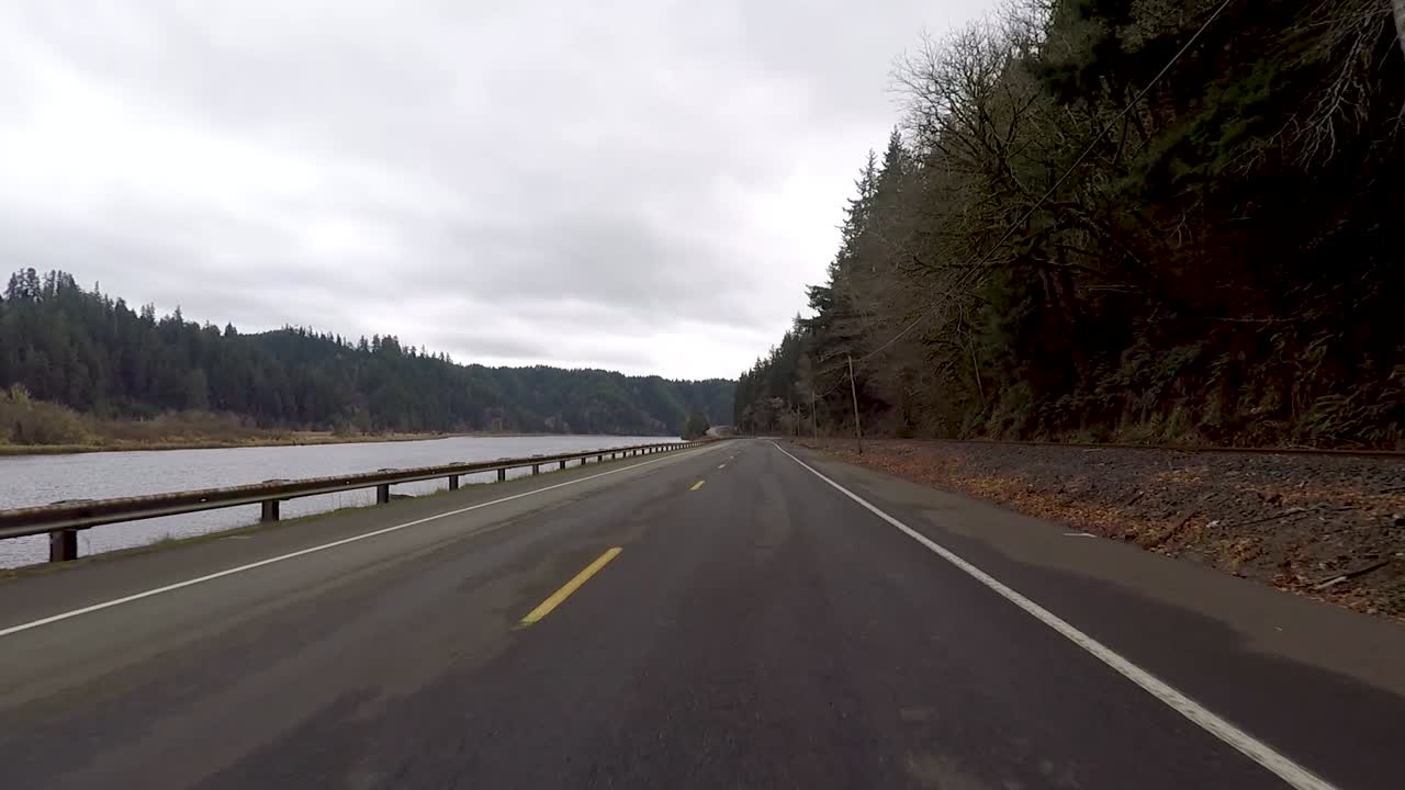 카메라가 앞을 향하게 하고 도로를 운전 중