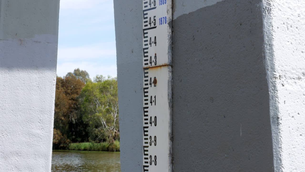 바원 강 질롱, 빅토리아 오스트레일리아를 따라 역사적인 홍수 지표가 있는 홍수 마커