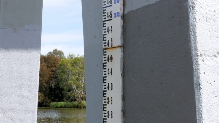 Indicatore di inondazione con indicatori storici di piena lungo il fiume Barwon, Geelong, Victoria, Australia.