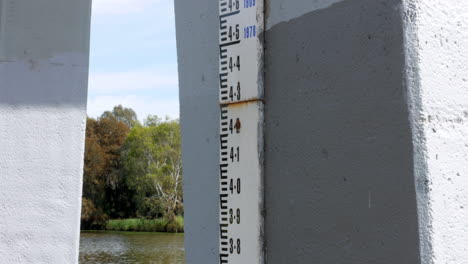 Flood-marker-with-historical-flood-indicators-along-the-Barwon-River-Geelong,-Victoria-Australia