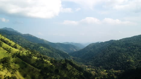 Luftdrohnen-Fliegen-Durch-Die-Lücke-Von-Ella-In-Ella,-Sri-Lanka