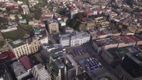 vista aérea del edificio de la marina chilena cerca de la plaza sotomayor en valparaíso, chile