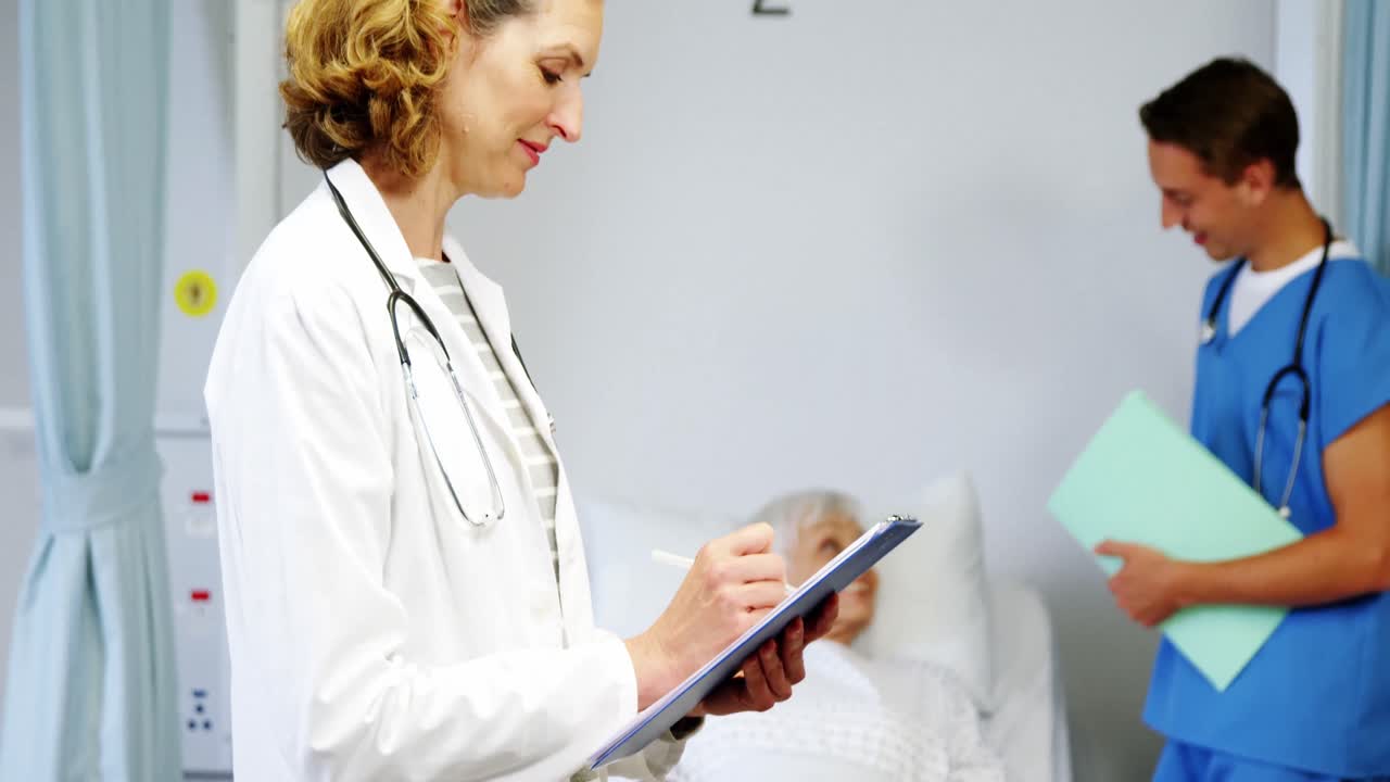 una doctora escribiendo un informe médico