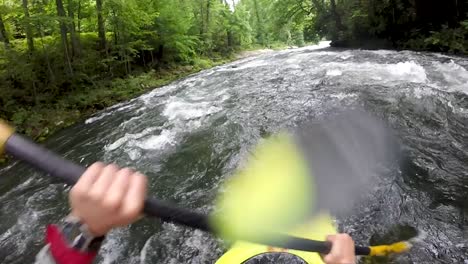 POV-Eines-Kajakfahrers,-Der-Durch-Das-Wildwasser-Des-Nantahala-River-Navigiert