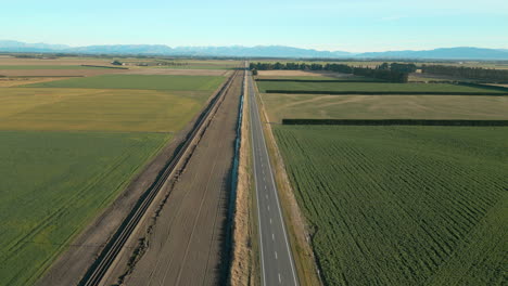 las llanuras de canterbury en christchurch, nueva zelanda, cubiertas de ricas tierras de cultivo.
