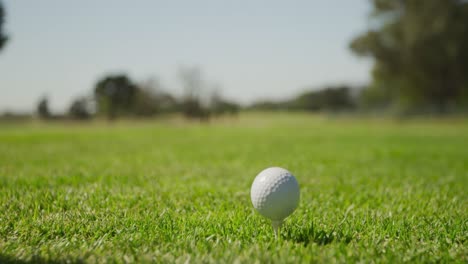 Golfspieler-Bereitet-Sich-Darauf-Vor,-Den-Ball-Mit-Seinem-Schläger-Abzuschlagen