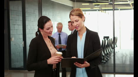 Businesswomen-looking-at-documents