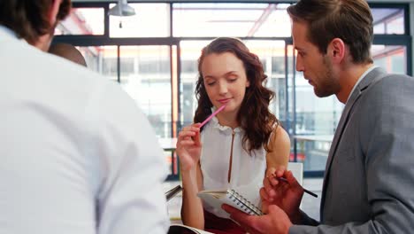 ejecutivos de negocios interactuando entre sí en reuniones