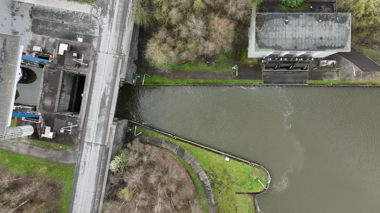 Top-down zenithal shot showing a boat navigating the Strépy-Thieu canal in Le Roeulx on a cloudy day