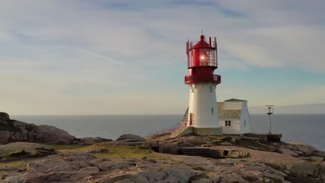 Leuchtturm-An-Der-Küste.-Der-Leuchtturm-Lindesnes-Ist-Ein-Küstenleuchtturm-An-Der-Südlichsten-Spitze-Norwegens.