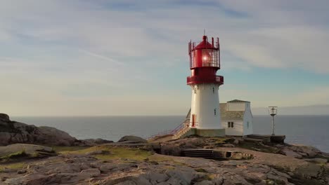 faro costero. el faro de lindesnes es un faro costero en el extremo sur de noruega.