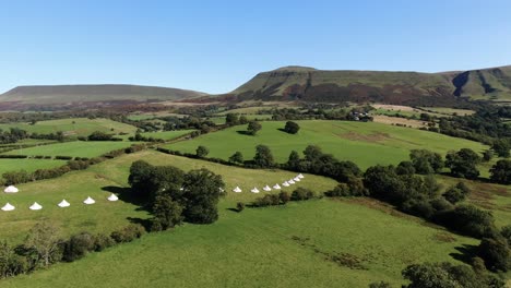 Filmación-Aérea-De-Carpas-De-Campana-De-Lujo-En-El-Campo-Galés-1