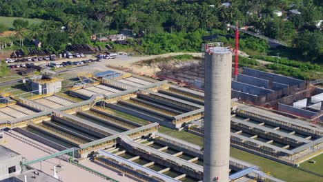 canal de drenaje de tratamiento de agua en una fábrica agrícola