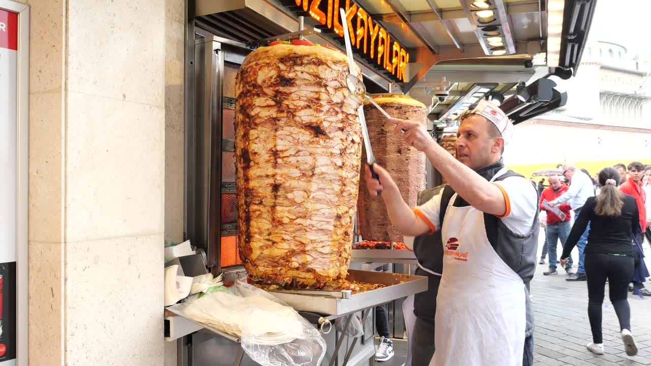 preparación deliciosa de kebab doner turco