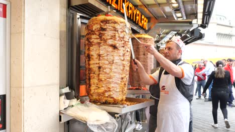preparación deliciosa de kebab doner turco
