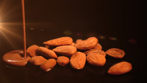 animación de la luz sobre el chocolate con leche vertiendo sobre las almendras