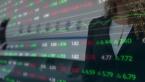 animación del procesamiento de datos del mercado de valores sobre una mujer de negocios caucásica de pie en un aeropuerto