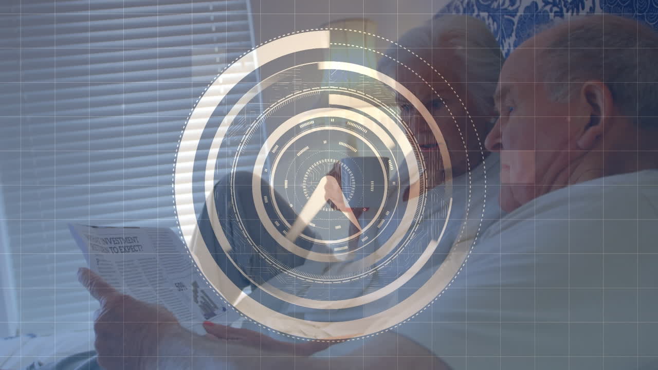 animación de procesamiento de datos digitales y reloj sobre pareja de mayores felices